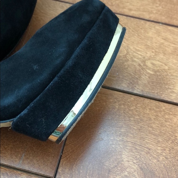 Vince Camuto Black Suede Platform Pumps - Picture 6 of 7